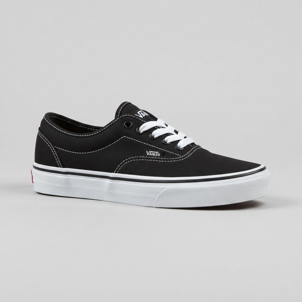 Tenis de lona negros estilo skate con suela blanca